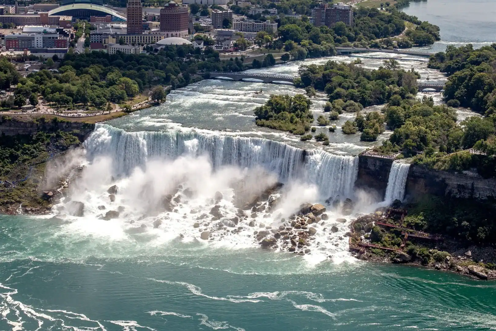 niagara falls waterfalls flowing over the edge